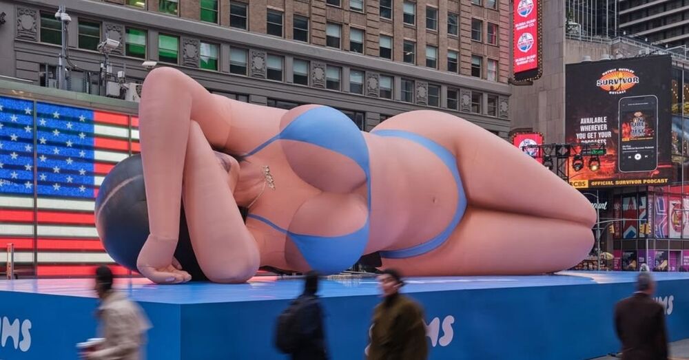 Times Meydanı’nda Uzanan Dev Kim Kardashian