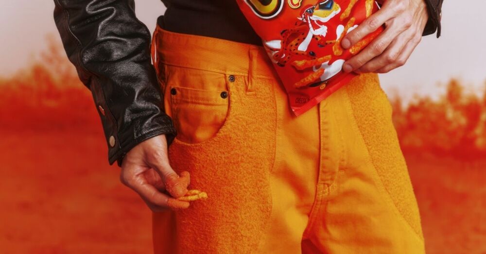 Cheetos’lu Parmakları Temizleyen Turuncu Pantolon