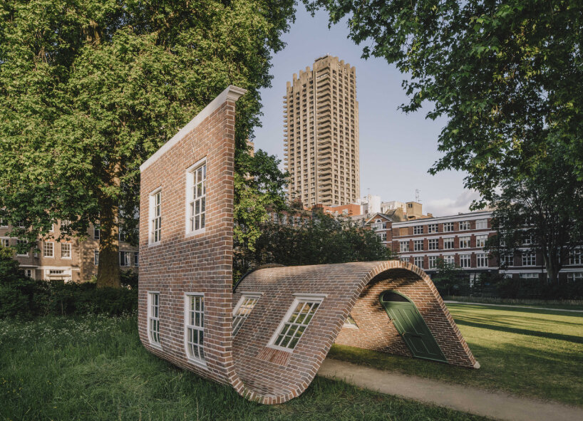 Londra’da Bir Bahçede Alex Chinneck’in Bükülmüş Tuğla Cephe Heykeli