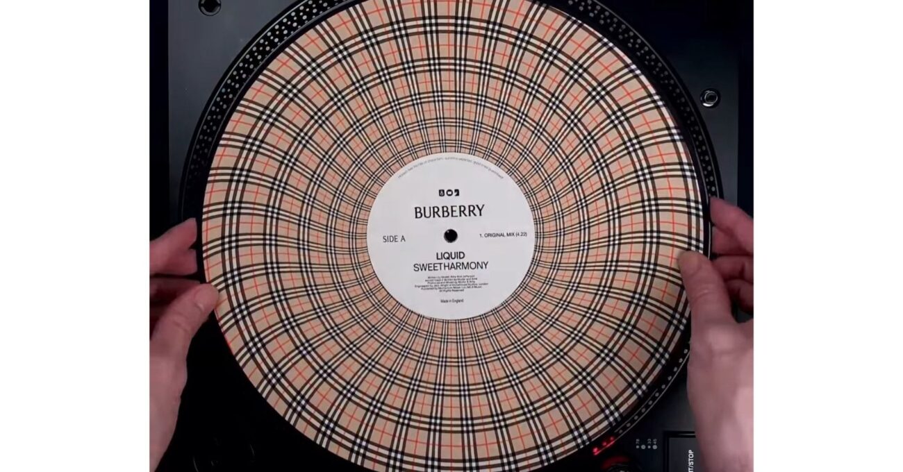 Burberry Deseninde Kaybolmak