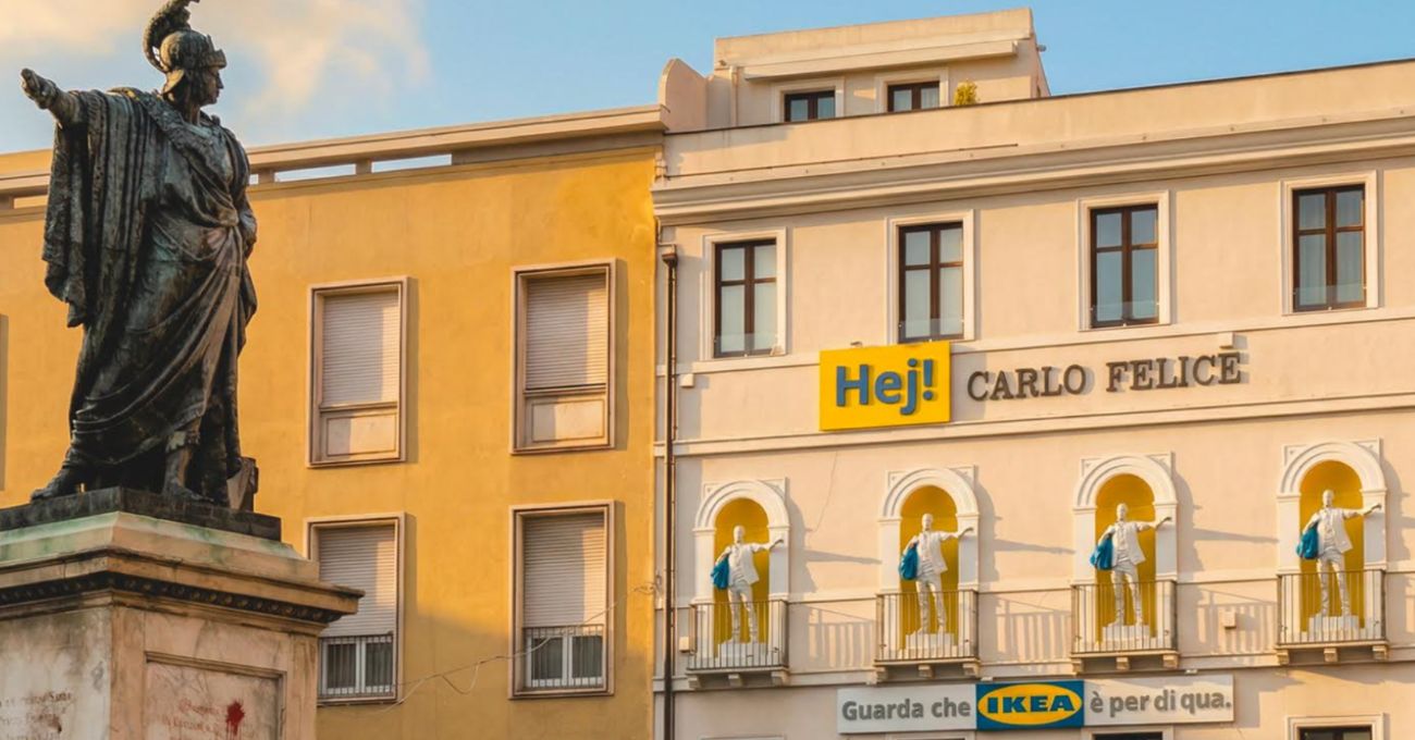 IKEA Tarihi Heykele Mizahi Bir Yerleştirmeyle Yön Gösterdi