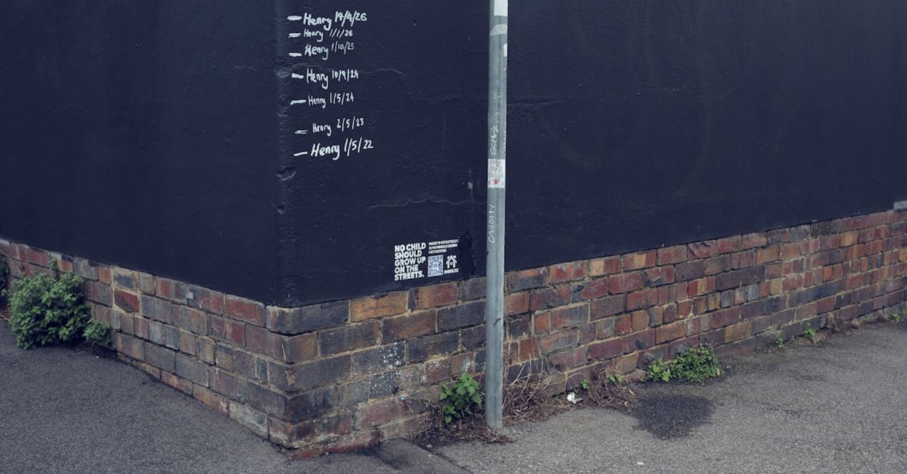 Sokakta Yaşayan Çocukların Boy Çizgileriyle Dile Gelen Gerçek